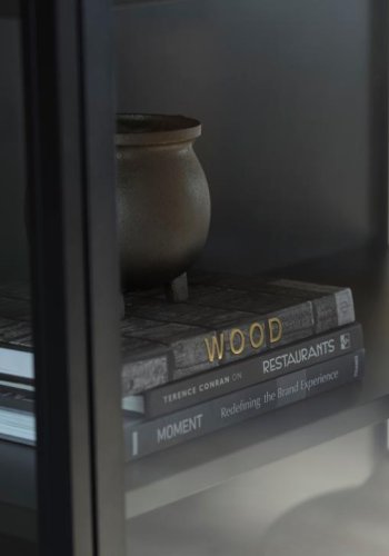 Carmel skab, hje ben, m. 2 lger og 3 hylder - glas og sort metal (H:160)