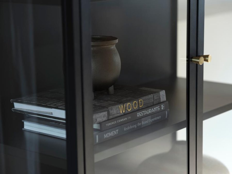 Carmel skab, hje ben, m. 2 lger og 3 hylder - glas og sort metal (H:160)