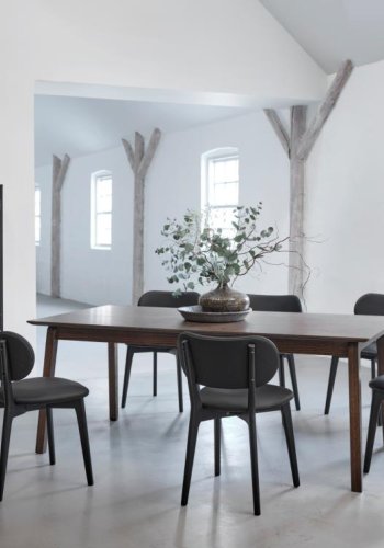 Carmel skab, hje ben, m. 2 lger og 3 hylder - glas og sort metal (H:160)