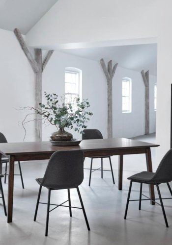 Carmel skab, hje ben, m. 2 lger og 3 hylder - glas og sort metal (H:160)