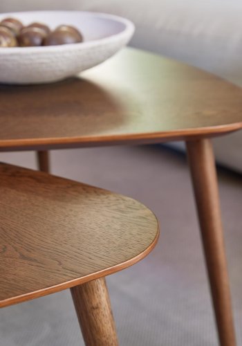 Adda sofabord, trekantet - rgfarvet egefinér og lamel eg (st med 2)