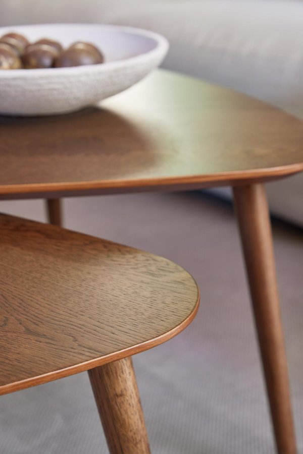 Adda sofabord, trekantet - rgfarvet egefinér og lamel eg (st med 2)