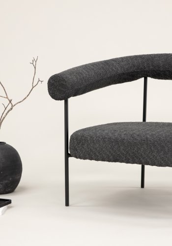 VIND COLLECTION Höksen x Josefin Lustig lnestol, m. armln - mrkegr bouclé stof og sort stl