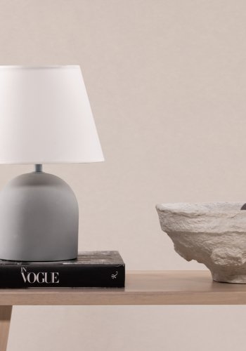 VIND COLLECTION Styrsö bordlampe - hvid hr og gr beton