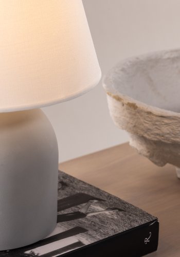 VIND COLLECTION Styrsö bordlampe - hvid hr og gr beton