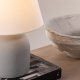 VIND COLLECTION Styrsö bordlampe - hvid hr og gr beton