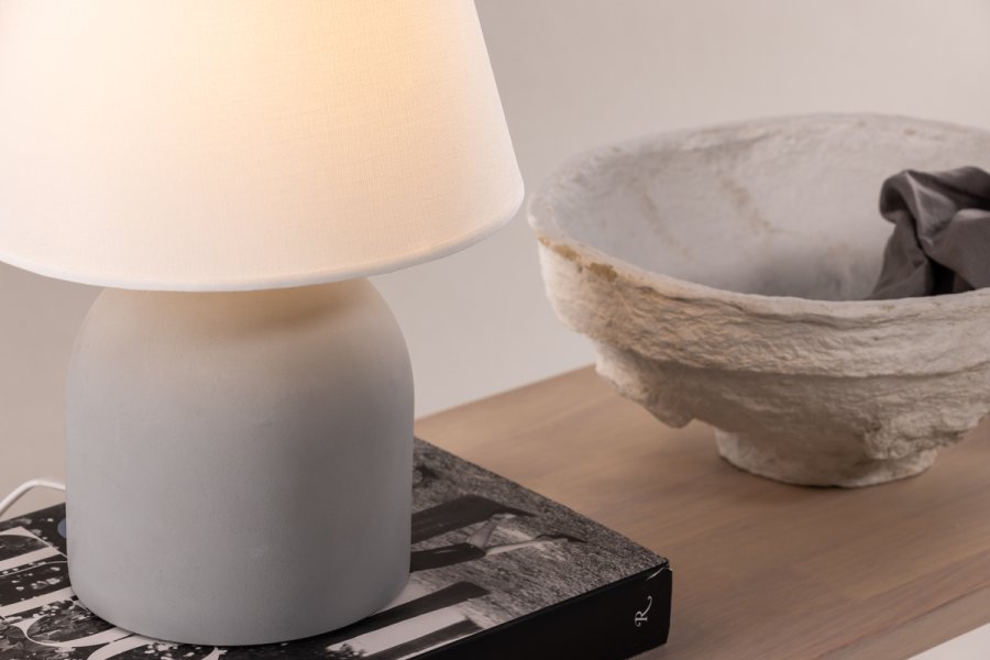 VIND COLLECTION Styrsö bordlampe - hvid hr og gr beton