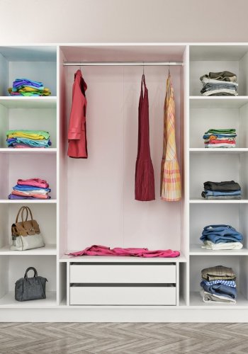 FUNZI LIVING Kalesland 2458 garderobeskab, spejl, 4 lger, 1 bjlestang, 2 skuffer - hvid melamin