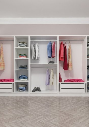 FUNZI LIVING 4934 bent garderobeskab, m. 4 bjlestnger, 4 skuffer, 9 hylder - hvid melamin