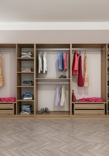 FUNZI LIVING 7545 bent garderobeskab, m. 4 bjlestnger, 4 skuffer, 9 hylder - natur melamin