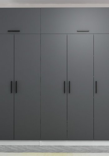 FUNZI LIVING 5238 garderobeskab, 7 lger, 3 bjlestnger, 2 skuffer, hylder - antracit/hvid melamin