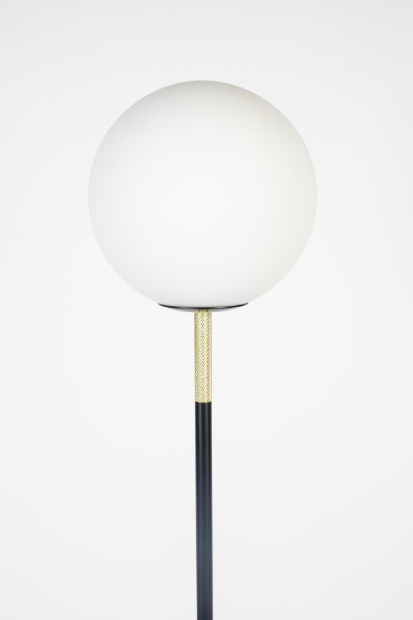 ZUIVER Orion gulvlampe - opal glas og sort marmor