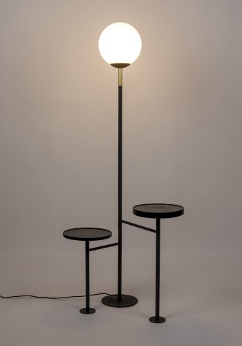 ZUIVER Orion Charge gulvlampe, m. 2 borde, trdls ladestation, USB-port  - opal glas og sort jern