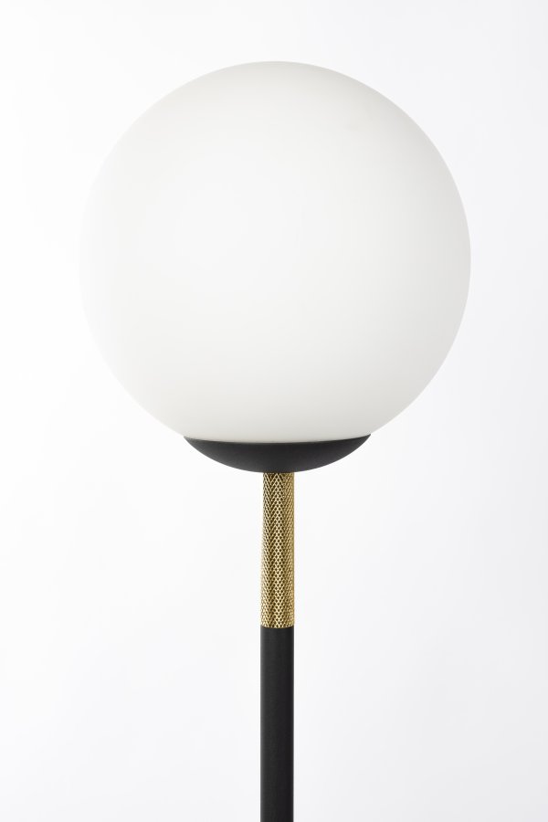 ZUIVER Orion Charge gulvlampe, m. 2 borde, trdls ladestation, USB-port  - opal glas og sort jern