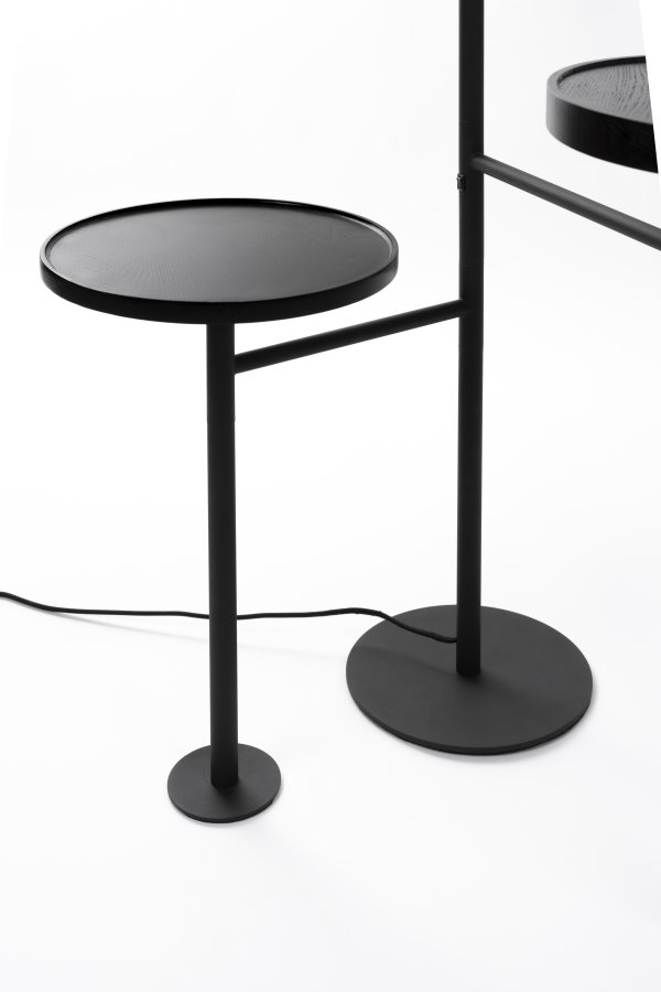 ZUIVER Orion Charge gulvlampe, m. 2 borde, trdls ladestation, USB-port  - opal glas og sort jern