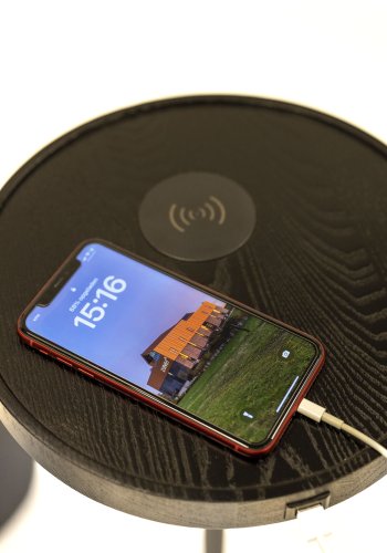 ZUIVER Orion Charge gulvlampe, m. 2 borde, trdls ladestation, USB-port  - opal glas og sort jern