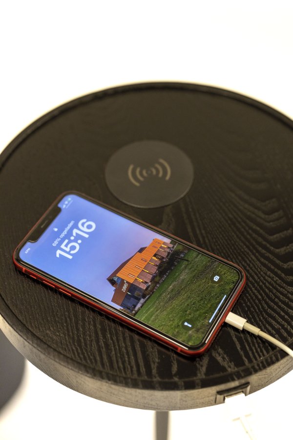 ZUIVER Orion Charge gulvlampe, m. 2 borde, trdls ladestation, USB-port  - opal glas og sort jern