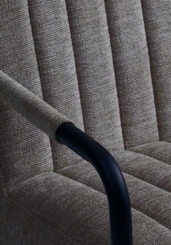 Trout loungestol, m. armln - mrkegr stof og sort metal