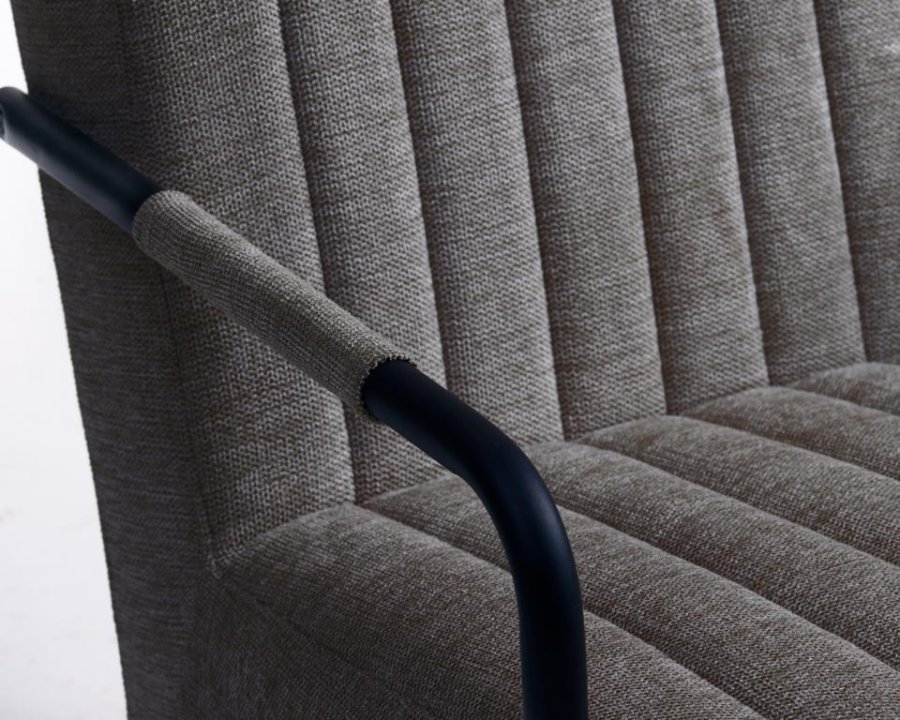 Trout loungestol, m. armln - mrkegr stof og sort metal