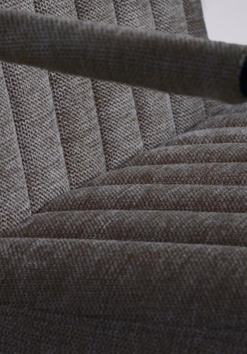 Trout loungestol, m. armln - mrkegr stof og sort metal