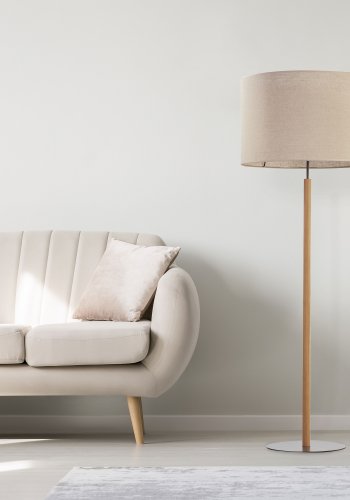 TK Deva gulvlampe - natur stof/fyrretr og sort stl