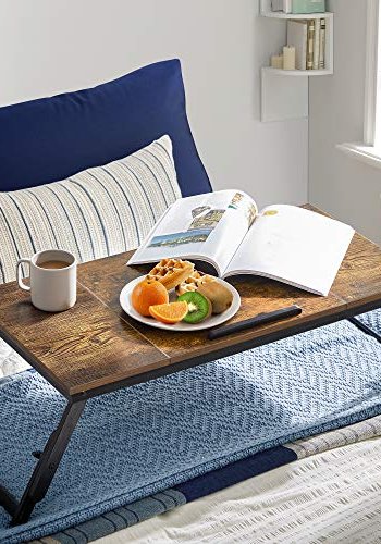 SONGMICS brbar skrivebord til seng, justerbar vippeplade, foldbare ben, skuffe - mrkebrun bambus