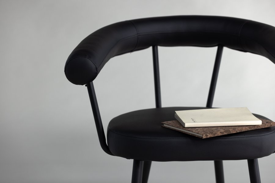 VIND COLLECTION Västers x Josefin Lustig spisebordsstol, m. armln - sort PU og sort stl