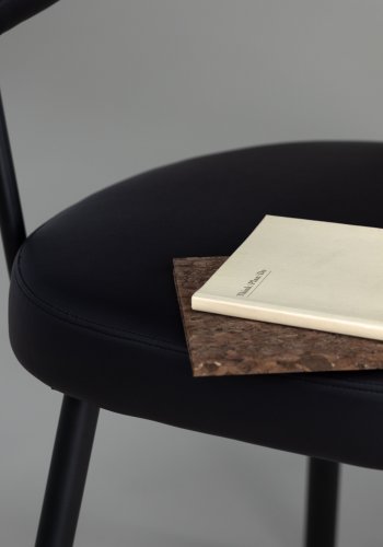 VIND COLLECTION Västers x Josefin Lustig spisebordsstol, m. armln - sort PU og sort stl