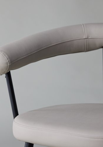 VIND COLLECTION Västers x Josefin Lustig spisebordsstol, m. armln - beige PU og sort stl