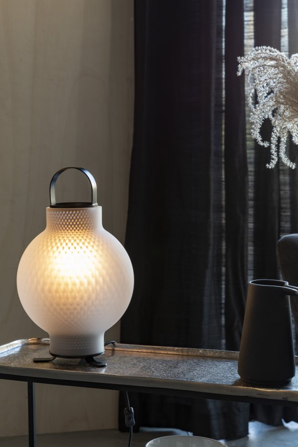 ZUIVER Nomad bordlampe - hvid glas og jern
