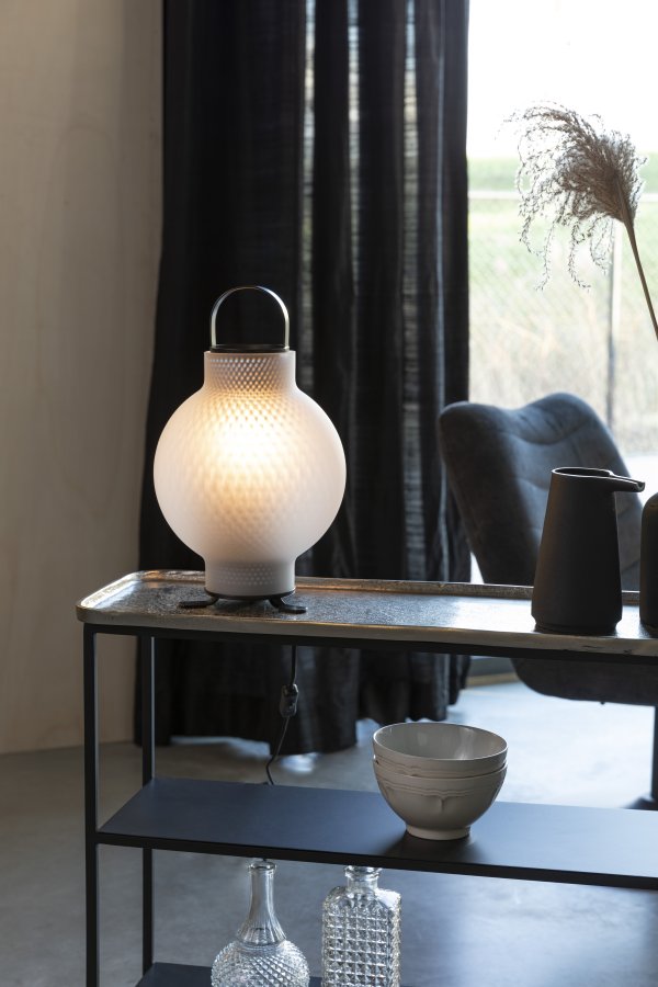 ZUIVER Nomad bordlampe - hvid glas og jern