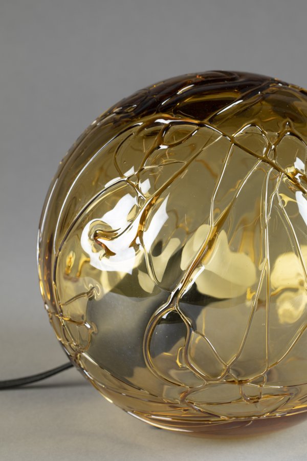 DUTCHBONE Lune bordlampe S - guld glas og strygejern