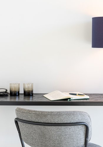 WHITE LABEL LIVING Kaja bordlampe - mrkebl skrm og jern