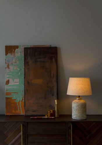 DUTCHBONE Russel bordlampe - sand linned og keramik