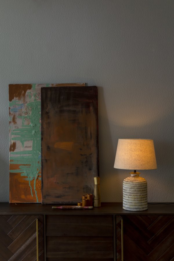 DUTCHBONE Russel bordlampe - sand linned og keramik