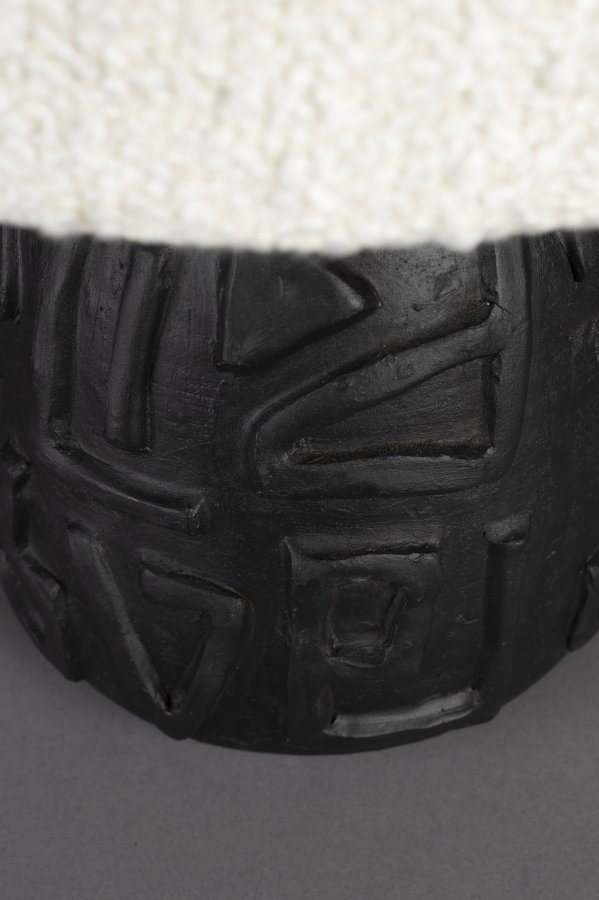 DUTCHBONE Renzo bordlampe - hvid bouclé stof og sort terracotta