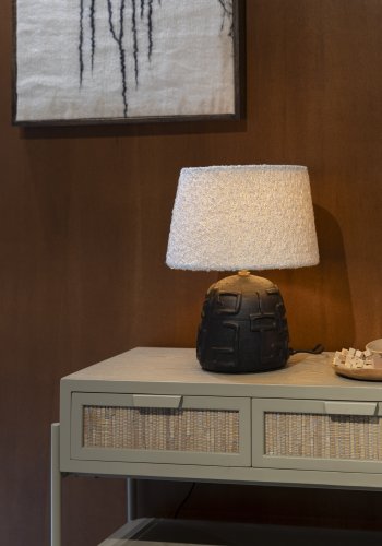 DUTCHBONE Renzo bordlampe - hvid bouclé stof og sort terracotta