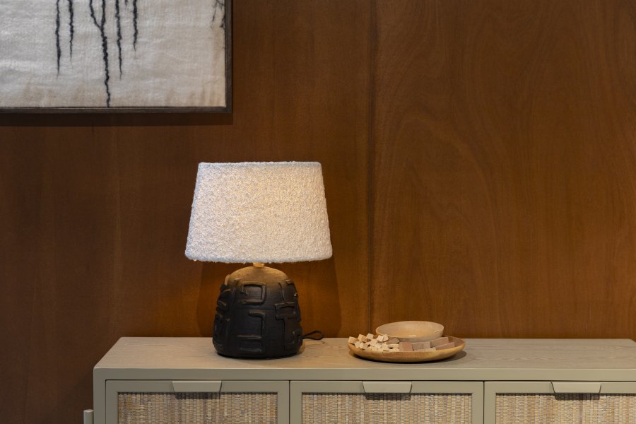 DUTCHBONE Renzo bordlampe - hvid bouclé stof og sort terracotta