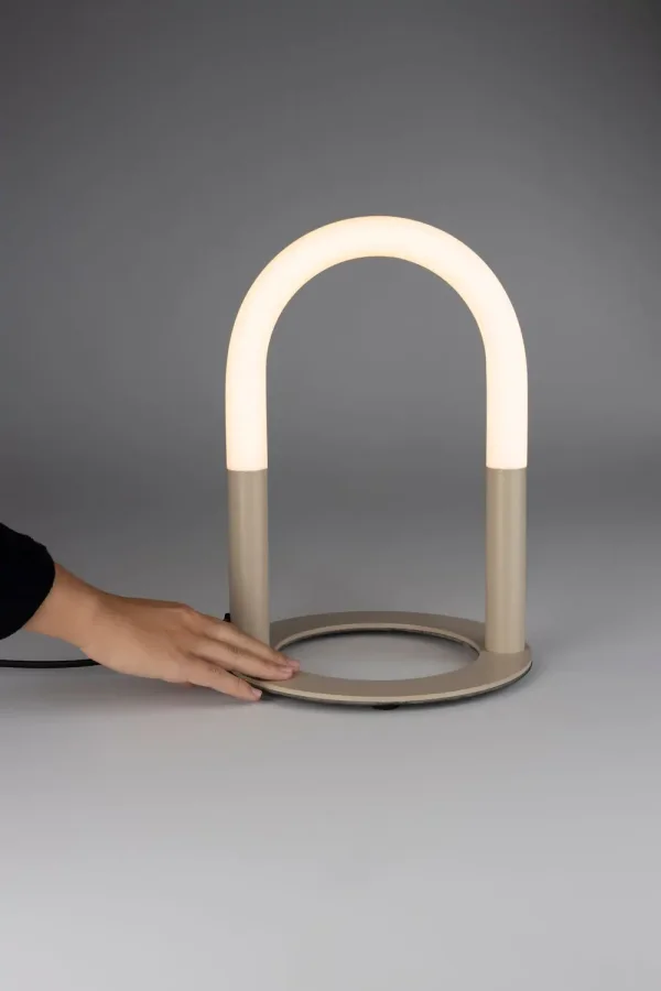 ZUIVER Arch bordlampe - hvid akryl og beige metal