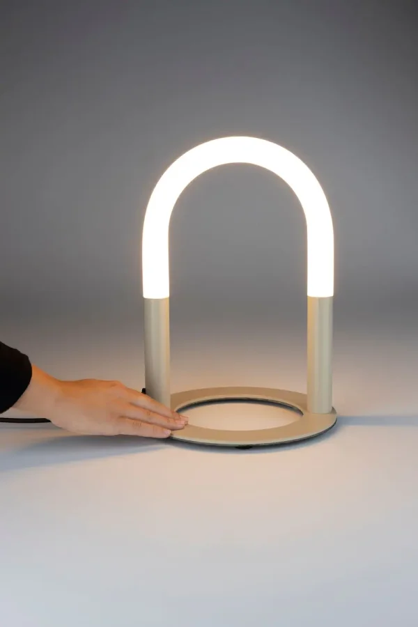 ZUIVER Arch bordlampe - hvid akryl og beige metal