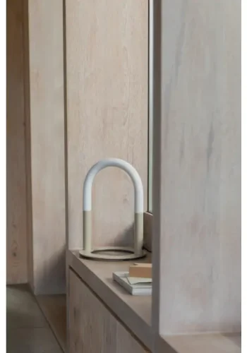 ZUIVER Arch bordlampe - hvid akryl og beige metal