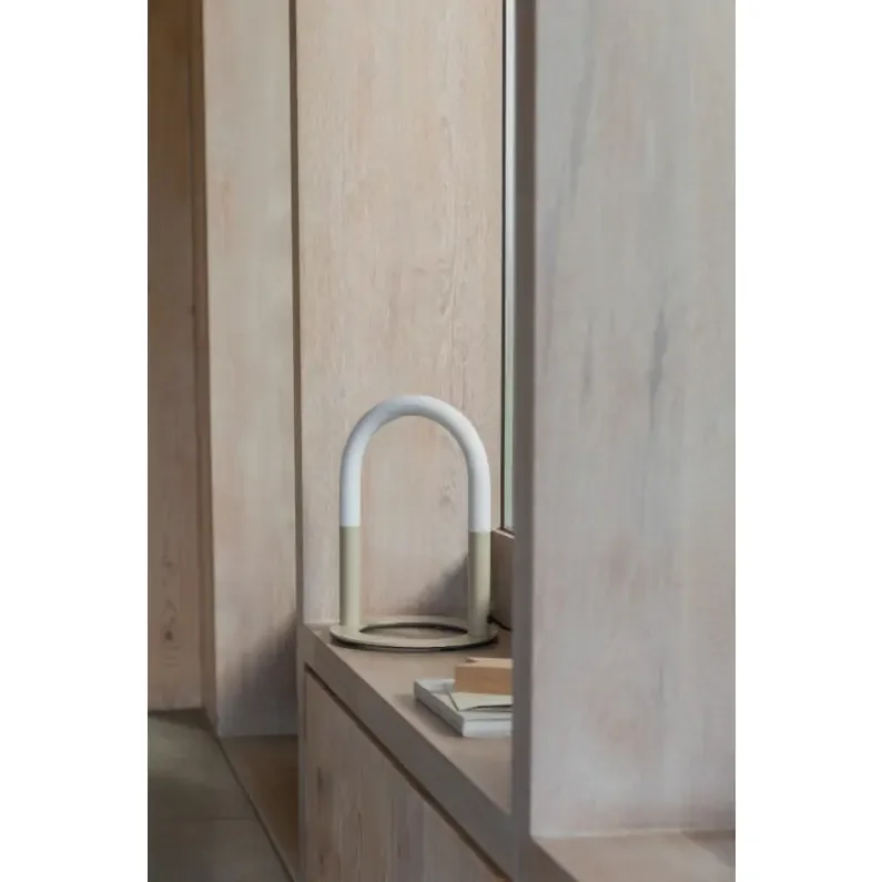 ZUIVER Arch bordlampe - hvid akryl og beige metal