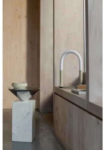 ZUIVER Arch bordlampe - hvid akryl og beige metal