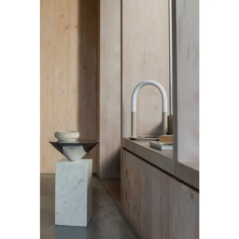 ZUIVER Arch bordlampe - hvid akryl og beige metal