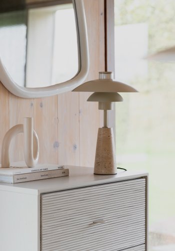 ZUIVER Cole bordlampe - beige metal og beige travertin