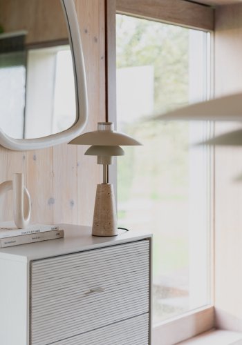 ZUIVER Cole bordlampe - beige metal og beige travertin