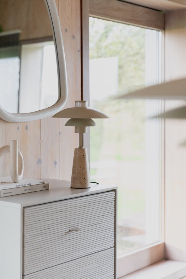 ZUIVER Cole bordlampe - beige metal og beige travertin