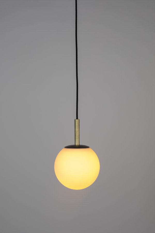 ZUIVER Orion loftlampe 18 - opal glas og sort metal