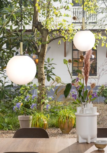 ZUIVER Orion loftlampe 18 - opal glas og sort metal