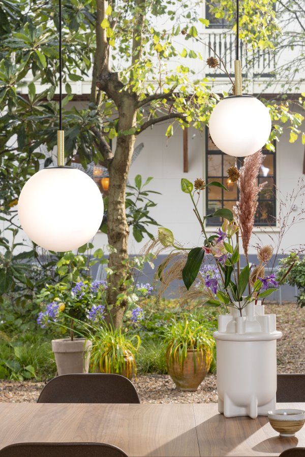 ZUIVER Orion loftlampe 18 - opal glas og sort metal